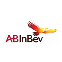 Logo AB InBev (Schriftzug AB InBev, AB in rot, InBev in schwarz. Über dem Bev steigt ein gezeichneter Vogel in die Luft, dessen Farbe von dunkelrot über orange zu gelb verläuft (von link nach rechts), der Kopf ist weiß.