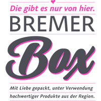 Logo Bremer Box (Schriftzug in dunkelgrau BREMER, darunter in geschwungener Schrift und pink hinterlegt Box. Darüber in pink "Die gibt es nur von hier." Unter dem Schriftzug in zwei Zeilen: Mit Liebe gepackt, unter Verwendung hochwertiger Produkte aus der Region. Alle Zeilen sind durch dünne, pinke Linien getrennt. Ganz oben mittig ist in der Linie ein kleines pinkes Herz)