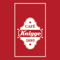 Logo Café Knigge (Ein rotes Quadrat mit einer Art Plakette in der Mitte. Die Plakette ist weiß, altertümlich geschwungen und darauf steht in roter Schrift CAFÉ Knigge 1889. Knigge ist rot hinterlegt und in weißer, geschwungener Schrift geschrieben. Um die Plakette ist ein weißer, rechteckiger Rahmen)