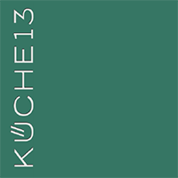 Logo Küche13 (Ein grünes Quadrat mit weißem Schriftzug Küche13. Der Schriftzug verläuft senkrecht von der unteren linken zur oberen linken Ecke)