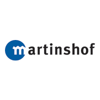 Logo Martinshof (ein blauer Kreis mit einem weißem, kleinen m, dessen Bögen oben spitz sind wie ein Dach, in schwarzer Schrift "artinshof")