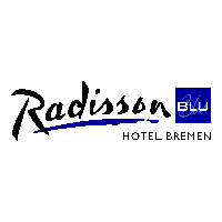 Logo Radisson BLU (Schriftzug in schwarzer, geschwungener, unterstrichener Schrift Radisson, rechts daneben ein kleines blaues Quadrat mit weißer Schrift BLU. Klein und in schwarz darunter "HOTEL BREMEN")