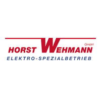 Logo Horst Wehmann (Roter Schriftzug Horst Wehmann, das W ist mittig und groß, von den Enden des Ws gehen rote Linien nach links und rechts. Übern den "nn" von Wehmann steht klein GmbH. Unter den Schriftzug in blauer Schrift: Elektro-Spezialbetrieb)