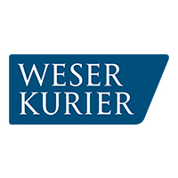 Logo Weser Kuriere (Blauer Quader, rechte Seite abgeschrägt mit weißer, zweizeiliger Schrift WESER KURIER)