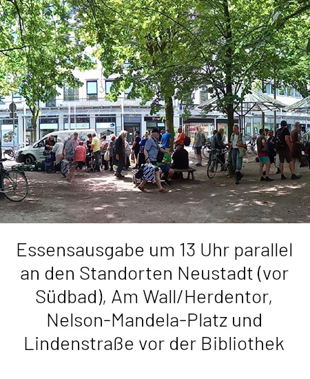 Foto von der Essensausgabe Am Wall/Herdentor. Es sind viele grüne Bäume zu sehen, dazwischen stehen sehr viele Menschen. Darunter steht "Essensausgabe um 13 Uhr parallel an den Standorten Neustadt (vor Südbad), Am Wall/Herdentor, Nelson-Mandela-Platz und Lindenstraße vor der Bibliothek".